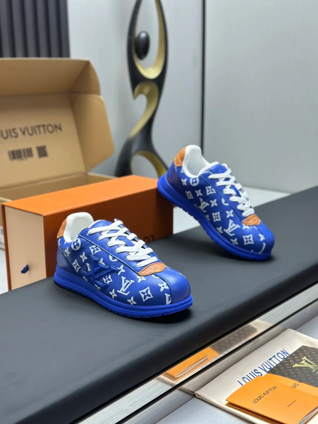 👟👟Ex-factory price 680👟👟 Full set of packaging with airplane box💰Top version LV-Louis Vuitton-classic catwalk new style 1:1 development replica of the original version! ! The upper foot is very comfortable. It is made of luxurious materials and fine workmanship. The midsole is printed with English letters "Made in Europe". The upper is made of calfskin imported from Italy. The side is decorated with the brand's LOGO and signature. The latest latex foot pads and mesh lining make the foot feel super comfortable. The original two-color TPU combination outsole is specially provided by the original factory. Bag technology Goodyear stitched edges Fabric: Exclusive customized first-layer cowhide Accessories: Exclusive private model Vuitton logo, lining: Customized silk mesh lining - first-layer silk cowhide lining Outsole: TPU combination outsole wear-resistant, non-slip and anti-yellowing Foot pads: new latex pads-mesh sweat-absorbent Counter technology: fully computerized sewing machine wire drawing Toe box back cover Hot and cold shaping Full set of pull-top lasts with medium and low logo patterns Special counter packaging - shoelaces, certificate, card, instructions, certificate of quality, dust bag, the most complete packaging on the entire network, women's 35-40 men's 38-46 (38/46 customized, non-refundable! GD9916